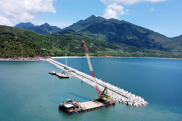 Đến nay công trình xây dựng phần cơ sở hạ tầng dùng chung bến cảng Liên Chiểu đã đạt 74% khối lượng. Đến nay công trình xây dựng phần cơ sở hạ tầng dùng chung bến cảng Liên Chiểu đã đạt 74% khối lượng.