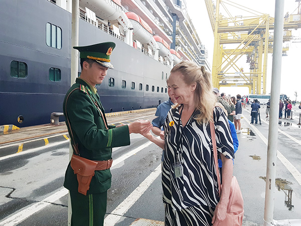 Thủ tục rời cảng được tiến hành nhanh gọn.