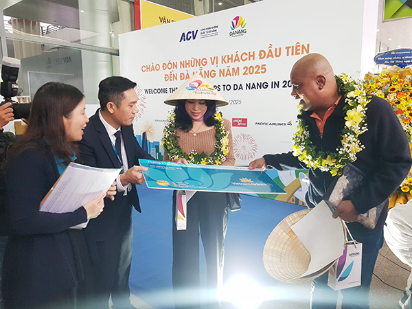 Vợ chồng ca sĩ người Mỹ gốc Việt Randy được nhận vé ưu đãi của Vietnam Airlines. Vợ chồng ca sĩ người Mỹ gốc Việt Randy được nhận vé ưu đãi của Vietnam Airlines.