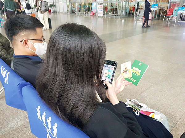 Du khách hào hứng chia sẻ những voucher, hộ chiếu ẩm thực được tặng khi hạ cánh sân bay Đà Nẵng trong ngày đầu năm mới 2025. Du khách hào hứng chia sẻ những voucher, hộ chiếu ẩm thực được tặng khi hạ cánh sân bay Đà Nẵng trong ngày đầu năm mới 2025.