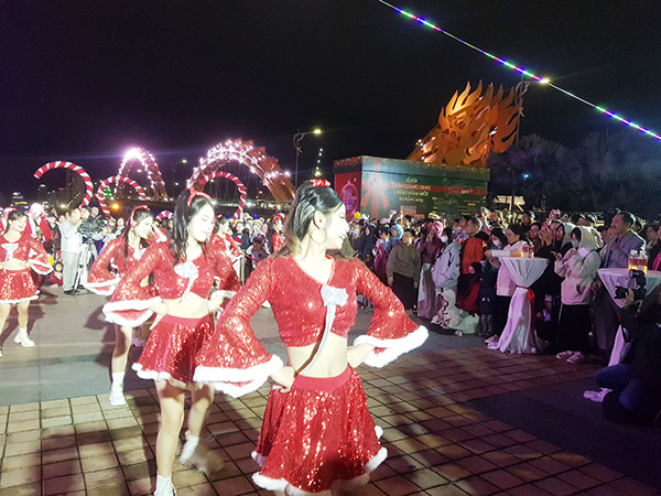 Lễ hội Đón Giáng sinh - Chào năm mới Đà Nẵng 2025 lần đầu tiên tổ chức đã thu hút sự hưởng ứng của đông đảo người dân và du khách. Lễ hội Đón Giáng sinh - Chào năm mới Đà Nẵng 2025 lần đầu tiên tổ chức đã thu hút sự hưởng ứng của đông đảo người dân và du khách.