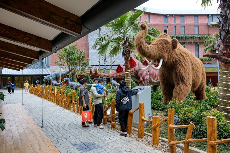 Du khách thích thú với các loại động vật biết cử động, biểu cảm sinh động. Du khách thích thú với các loại động vật biết cử động, biểu cảm sinh động.