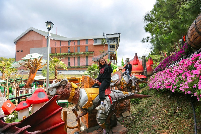 Các bạn trẻ vui vẻ trải nghiệm nông trại cổ tích. Các bạn trẻ vui vẻ trải nghiệm nông trại cổ tích.