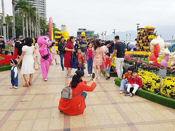 Người dân và du khách check-in đường hoa Bạch Đằng dịp Tết Nguyên đán. Người dân và du khách check-in đường hoa Bạch Đằng dịp Tết Nguyên đán.