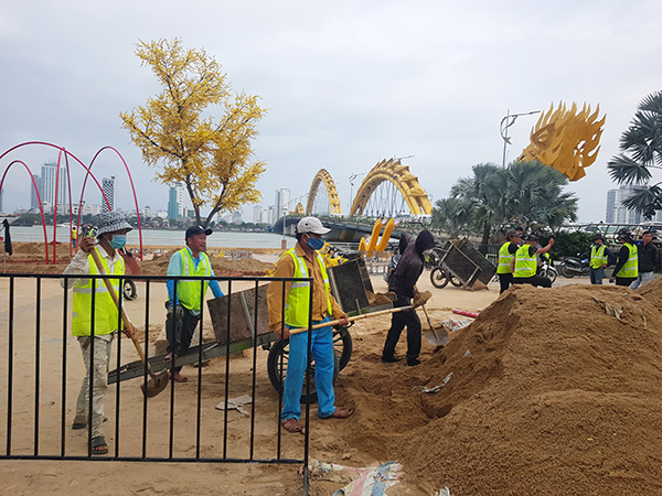 Các nhà thầu bắt đầu triển khai thi công hạng mục trang trí hoa và điện chiếu sáng phục vụ Tết Ất Tỵ 2025 tại khu vực quảng trường đuôi cầu Rồng (quận Hải Châu). Các nhà thầu bắt đầu triển khai thi công hạng mục trang trí hoa và điện chiếu sáng phục vụ Tết Ất Tỵ 2025 tại khu vực quảng trường đuôi cầu Rồng (quận Hải Châu).