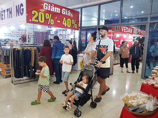 Người dân cùng du khách trong và ngoài nước đến với Hội chợ Xuân Đà Nẵng 2025. Người dân cùng du khách trong và ngoài nước đến với Hội chợ Xuân Đà Nẵng 2025.