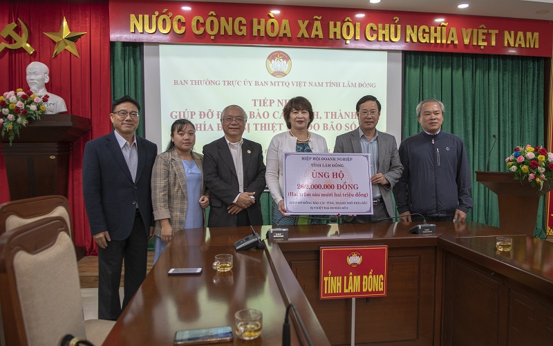 Doanh nghiệp, doanh nhân Lâm Đồng đồng hành cùng tỉnh trong các công tác xã hội, từ thiện. Doanh nghiệp, doanh nhân Lâm Đồng đồng hành cùng tỉnh trong các công tác xã hội, từ thiện.