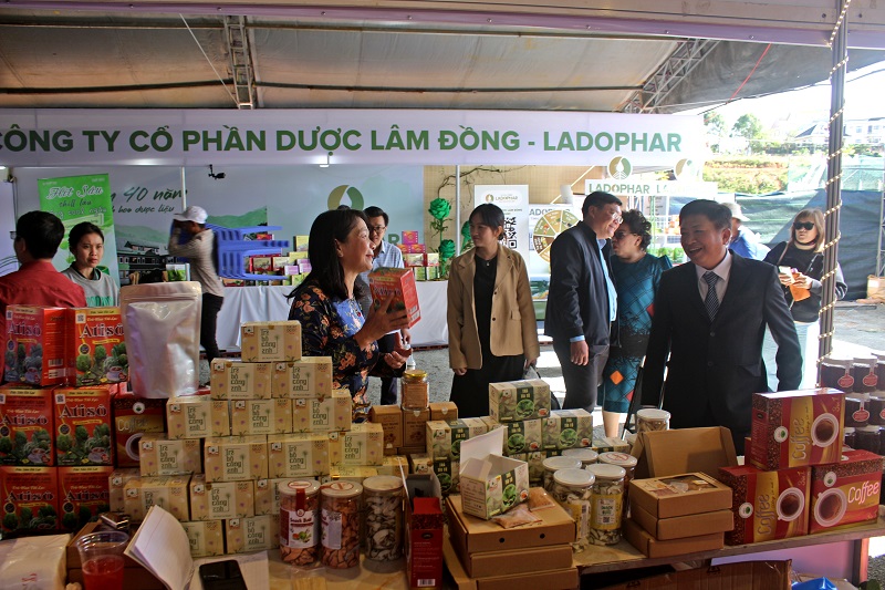 Doanh nghiệp Lâm Đồng luôn năng động, sáng tạo trong sản xuất, kinh doanh. Doanh nghiệp Lâm Đồng luôn năng động, sáng tạo trong sản xuất, kinh doanh.