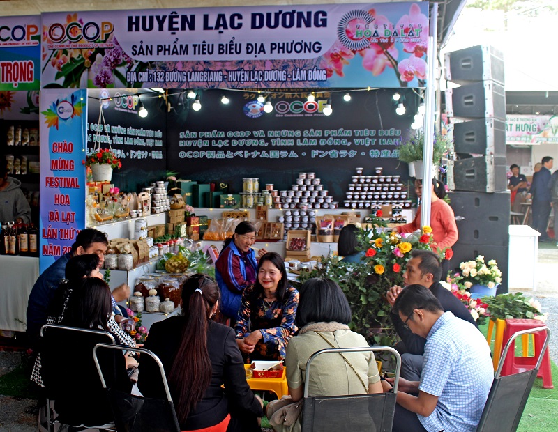 Doanh nghiệp, doanh nhân Lâm Đồng giới thiệu, quảng bá các sản phẩm thế mạnh của tỉnh với đối tác, khách hàng trong và ngoài nước. Doanh nghiệp, doanh nhân Lâm Đồng giới thiệu, quảng bá các sản phẩm thế mạnh của tỉnh với đối tác, khách hàng trong và ngoài nước.