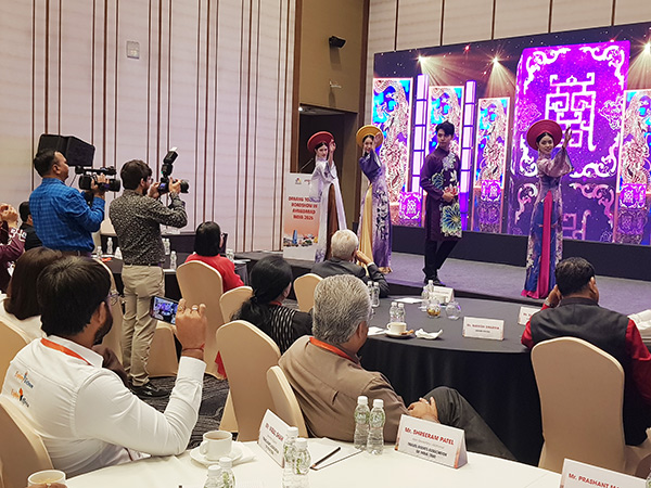 Trình diễn bộ sưu tập Áo dài Việt Nam truyền thống tại road show giới thiệu du lịch Đà Nẵng owr Ahmedabad, Ấn Độ. Trình diễn bộ sưu tập Áo dài Việt Nam truyền thống tại road show giới thiệu du lịch Đà Nẵng owr Ahmedabad, Ấn Độ.