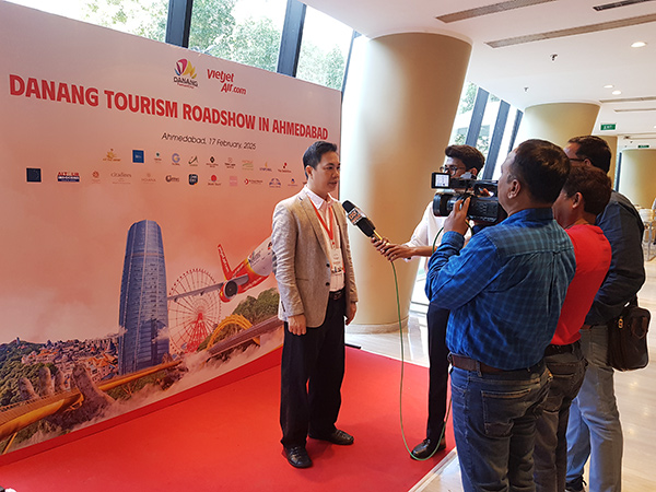 Tổng giám đốc Visit Indochina Nguyễn Sơn Thuỷ đại diện doanh nghiệp du lịch Đà Nẵng trả lời phỏng vấn báo chí Ấn Độ bên lề road show. Tổng giám đốc Visit Indochina Nguyễn Sơn Thuỷ đại diện doanh nghiệp du lịch Đà Nẵng trả lời phỏng vấn báo chí Ấn Độ bên lề road show.