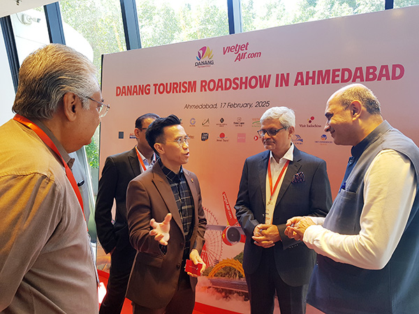 Tổng Lãnh sự Việt Nam tại Mumbai (Ấn Độ) Lê Quang Biên trao đổi với báo chí, doanh nghiệp Ấn Độ tại road show giới thiệu du lịch Đà Nẵng ở Ahmedabad ngày 17/2. Tổng Lãnh sự Việt Nam tại Mumbai (Ấn Độ) Lê Quang Biên trao đổi với báo chí, doanh nghiệp Ấn Độ tại road show giới thiệu du lịch Đà Nẵng ở Ahmedabad ngày 17/2.
