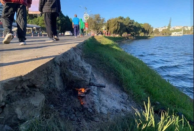 Một đống lửa bên hồ Xuân Hương do những người bán hàng rong bỏ lại. Một đống lửa bên hồ Xuân Hương do những người bán hàng rong bỏ lại.