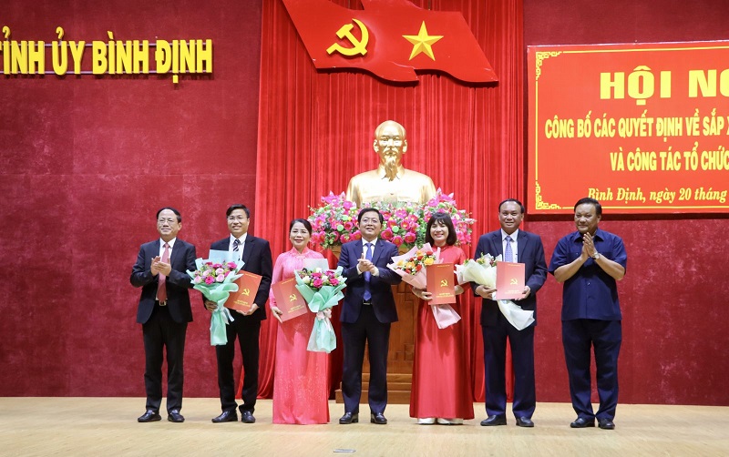 Thường trực Tỉnh ủy Bình Định trao quyết định và tặng hoa chúc mừng lãnh đạo Ban Tuyên giáo và Dân vận Tỉnh ủy. Thường trực Tỉnh ủy Bình Định trao quyết định và tặng hoa chúc mừng lãnh đạo Ban Tuyên giáo và Dân vận Tỉnh ủy.