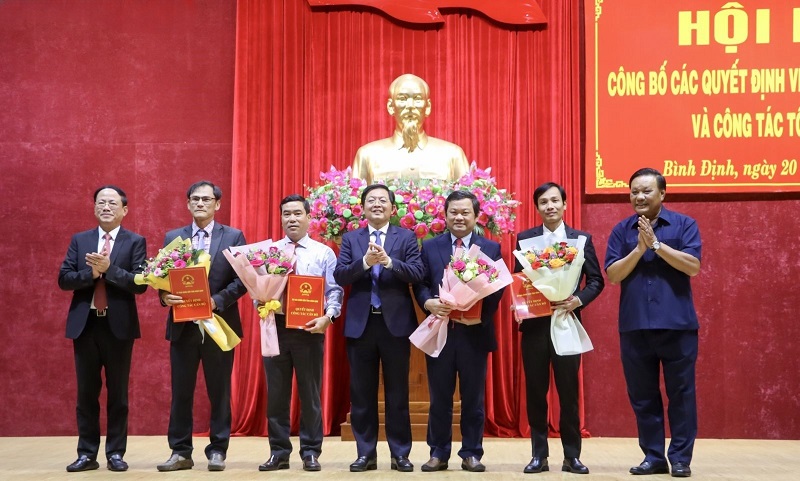 Thường trực Tỉnh ủy Bình Định trao quyết định và tặng hoa chúc mừng lãnh đạo Sở Khoa học và Công nghệ. Thường trực Tỉnh ủy Bình Định trao quyết định và tặng hoa chúc mừng lãnh đạo Sở Khoa học và Công nghệ.