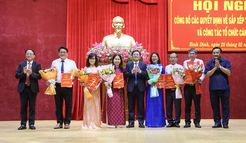 Thường trực Tỉnh ủy Bình Định trao quyết định và tặng hoa chúc mừng lãnh đạo Sở Văn hóa, Thể thao và Du lịch. Thường trực Tỉnh ủy Bình Định trao quyết định và tặng hoa chúc mừng lãnh đạo Sở Văn hóa, Thể thao và Du lịch.