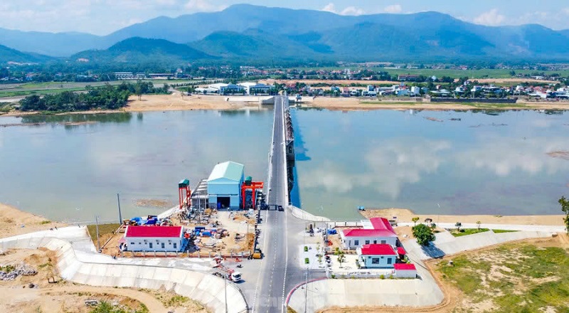 Nhà máy thủy điện Phú Phong bên dòng sông Kôn. Nhà máy thủy điện Phú Phong bên dòng sông Kôn.