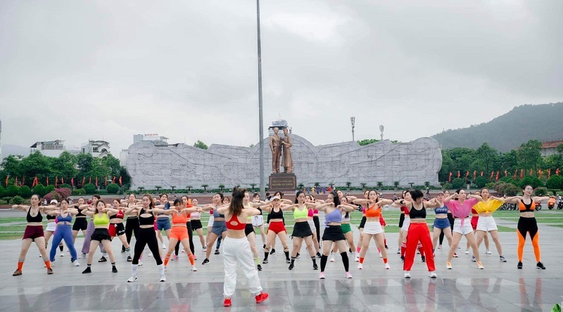 Các thành viên Câu lạc bộ Aerobic Quy Nhơn - Chị em mình đồng diễn tại Quảng trường Nguyễn Tất Thành. Các thành viên Câu lạc bộ Aerobic Quy Nhơn - Chị em mình đồng diễn tại Quảng trường Nguyễn Tất Thành.