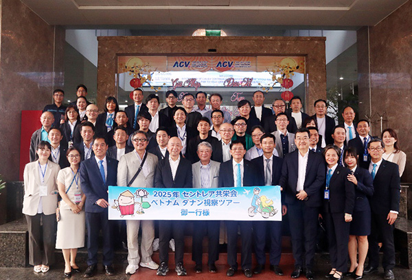 Đoàn công tác của sân bay quốc tế Chubu Centrair (Nhật Bản) chụp ảnh cùng đại diện lành đạo và các đơn vị chức năng Cảng HKQT Đà Nẵng. Đoàn công tác của sân bay quốc tế Chubu Centrair (Nhật Bản) chụp ảnh cùng đại diện lành đạo và các đơn vị chức năng Cảng HKQT Đà Nẵng.