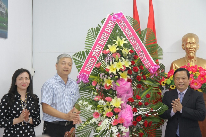 Lãnh đạo UBND tỉnh Bình Định chúc mừng Sở Y tế nhân ngày Thầy thuốc Việt Nam. Lãnh đạo UBND tỉnh Bình Định chúc mừng Sở Y tế nhân ngày Thầy thuốc Việt Nam.