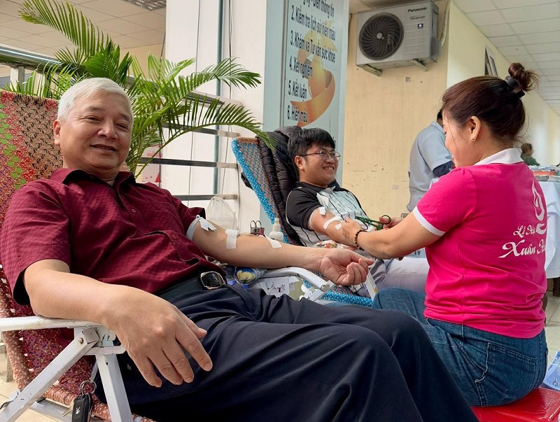 Bác sĩ Lê Quang Hùng - Giám đốc Sở Y tế Bình Định, tham gia hiến máu tình nguyện. Bác sĩ Lê Quang Hùng - Giám đốc Sở Y tế Bình Định, tham gia hiến máu tình nguyện.