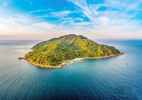 Hòn Sơn Chà nằm giáp ranh giữa TP Đà Nẵng và TP Huế. Hòn Sơn Chà nằm giáp ranh giữa TP Đà Nẵng và TP Huế.