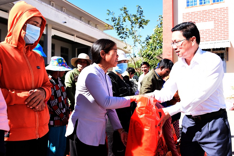 Ông Đoàn Tiến Cường - Giám đốc Công ty Thuỷ điện Ialy, trao quà cho các hộ gia đình khó khăn. Ông Đoàn Tiến Cường - Giám đốc Công ty Thuỷ điện Ialy, trao quà cho các hộ gia đình khó khăn.