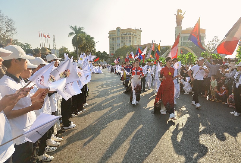Nhiều chương trình hấp dẫn, đắc sắc thu hút người dân du khách. Nhiều chương trình hấp dẫn, đắc sắc thu hút người dân du khách.