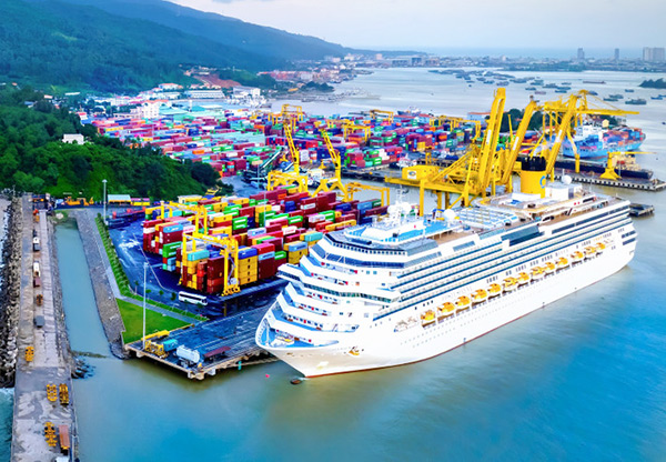 Hình thành cụm cảng biển container trung chuyển trong nước, quốc tế và cảng biển du lịch, vận tải biển quốc tế, trong nước và các dịch vụ gắn với cảng biển tgaij vùng động lực miền Trung. Hình thành cụm cảng biển container trung chuyển trong nước, quốc tế và cảng biển du lịch, vận tải biển quốc tế, trong nước và các dịch vụ gắn với cảng biển tgaij vùng động lực miền Trung.