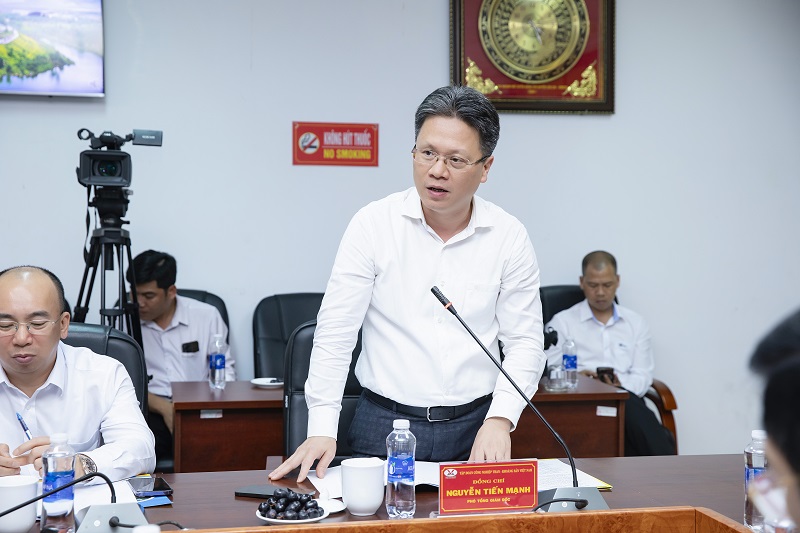 Ông Nguyễn Tiến Mạnh - Phó Chủ tịch TKV, báo cáo với Phó Thủ tướng và đàn công tác. Ông Nguyễn Tiến Mạnh - Phó Chủ tịch TKV, báo cáo với Phó Thủ tướng và đàn công tác.