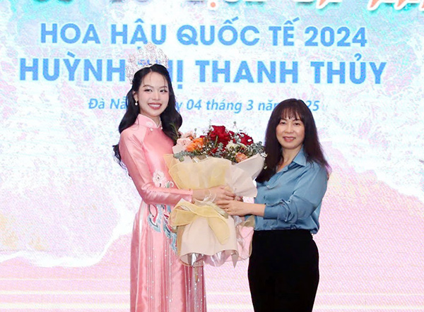 Giám đốc Sở Du lịch Đà Nẵng Trương Thị Hồng Hạnh tặng hoa chúc mừng Hoa hậu quốc tế 2024 Huỳnh Thị Thanh Thuỷ trở thành Đại sứ Du lịch Đà Nẵng. Giám đốc Sở Du lịch Đà Nẵng Trương Thị Hồng Hạnh tặng hoa chúc mừng Hoa hậu quốc tế 2024 Huỳnh Thị Thanh Thuỷ trở thành Đại sứ Du lịch Đà Nẵng.