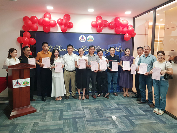 Liên doanh DMC - 579 trao sổ đỏ cho đại diện các hộ dân đã mua NOXH tại blcok C dự án An Trung 2. Liên doanh DMC - 579 trao sổ đỏ cho đại diện các hộ dân đã mua NOXH tại blcok C dự án An Trung 2.