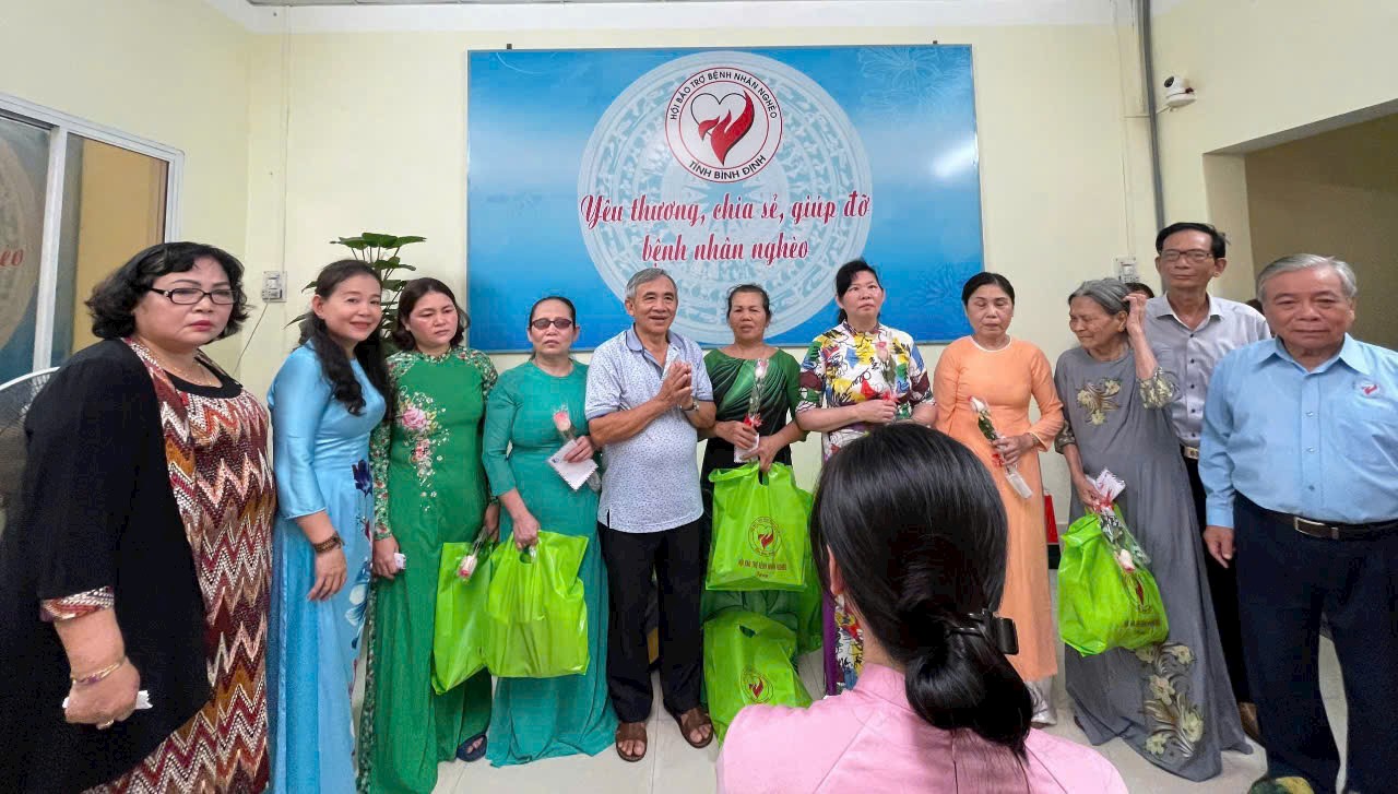 Lãnh đạo Hội Bảo trợ bệnh nhân nghèo tỉnh Bình Định trao quà tặng các phụ nữ có hoàn cảnh khó khăn nhân dịp ngày Quốc tế Phụ nữ. Lãnh đạo Hội Bảo trợ bệnh nhân nghèo tỉnh Bình Định trao quà tặng các phụ nữ có hoàn cảnh khó khăn nhân dịp ngày Quốc tế Phụ nữ.