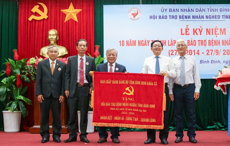 Bí thư Tỉnh uỷ Hồ Quốc Dũng trao Bức trướng với nội dung: “Đoàn kết - Nhân ái - Sáng tạo - Thành công” cho Hội Bảo trợ Bệnh nhân nghèo tỉnh Bình Định. Bí thư Tỉnh uỷ Hồ Quốc Dũng trao Bức trướng với nội dung: “Đoàn kết - Nhân ái - Sáng tạo - Thành công” cho Hội Bảo trợ Bệnh nhân nghèo tỉnh Bình Định.