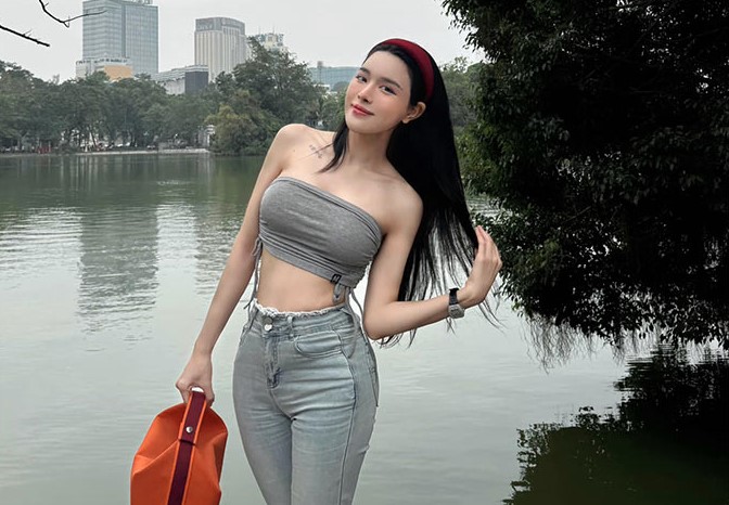 Bạn gái Văn Thanh lại gây sốt với bức ảnh khoe khéo vòng 1 khủng