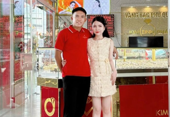 Tân binh ĐT Việt Nam hạnh phúc bên cô chủ tiệm vàng nổi tiếng