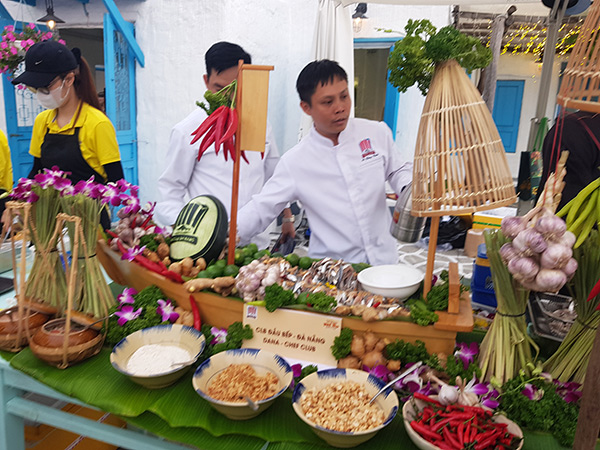 Các thành viên CLB Đầu bếp Đà Nẵng trình diễn món gỏi cá trích Nam Ô nổi tiếng. Các thành viên CLB Đầu bếp Đà Nẵng trình diễn món gỏi cá trích Nam Ô nổi tiếng.