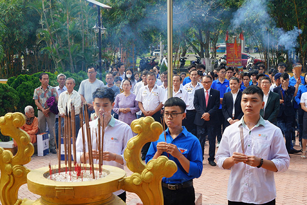 Sinh viên trường Đại học Đông Á thành kính dâng hương tri ân các liệt sĩ Gạc Ma.