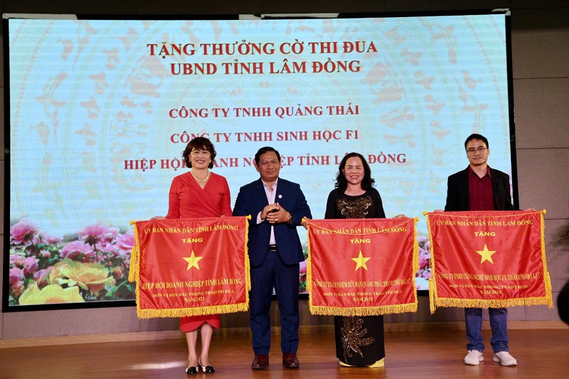 Tặng Cờ thi đua của UBND tỉnh Lâm Đồng cho các đơn vị, doanh nghiệp. Tặng Cờ thi đua của UBND tỉnh Lâm Đồng cho các đơn vị, doanh nghiệp.