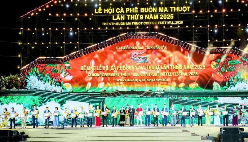 UBND tỉnh Đắk Lắk đã trao tặng bằng khen cho 26 tập thể và 7 cá nhân đã có nhiều đóng góp, tài trợ cho các hoạt động của lễ hội. UBND tỉnh Đắk Lắk đã trao tặng bằng khen cho 26 tập thể và 7 cá nhân đã có nhiều đóng góp, tài trợ cho các hoạt động của lễ hội.