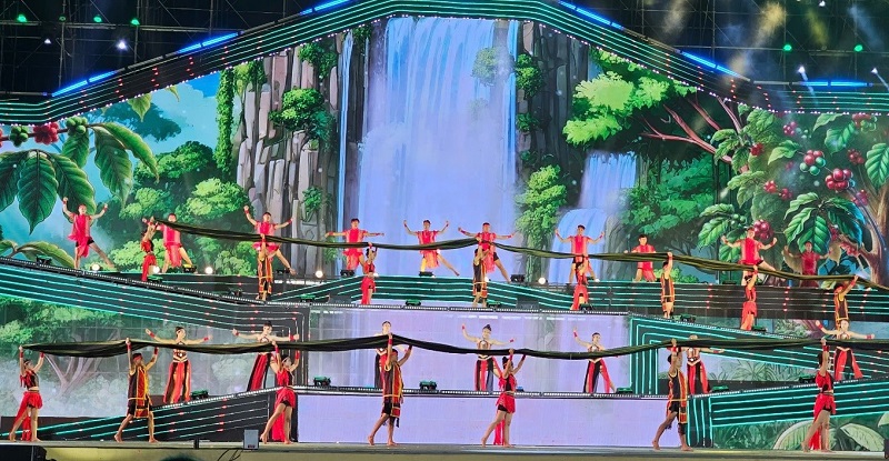 Nhiều tiết mục nghệ thuật đặc sắc trong đêm bế mạc. Nhiều tiết mục nghệ thuật đặc sắc trong đêm bế mạc.