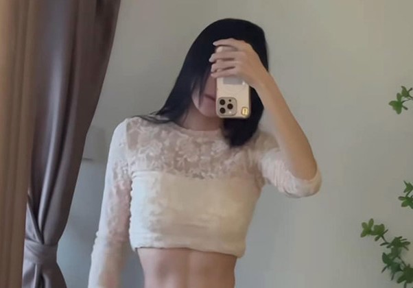 Bạn gái Văn Thanh khoe khéo nội y đầy quyến rũ