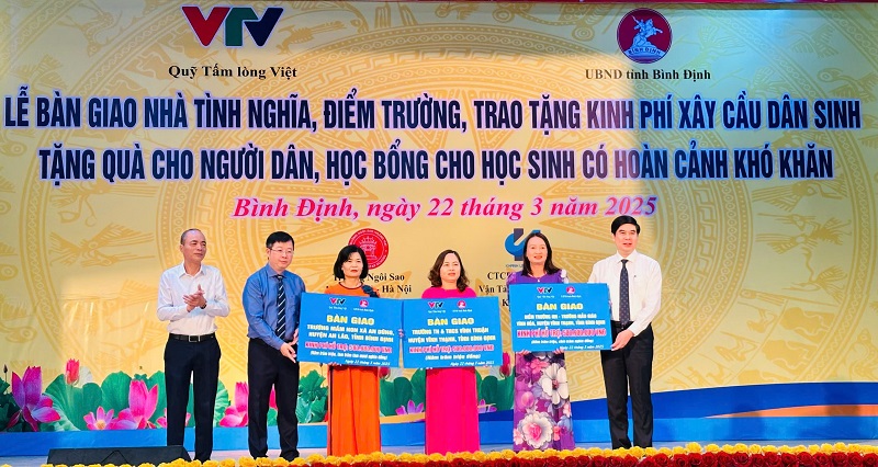 Lãnh đạo VTV, Quỹ Tấm lòng Việt và UBND tỉnh Bình Định trao các chương trình an sinh cho đại diện các đơn vị thụ hưởng. Lãnh đạo VTV, Quỹ Tấm lòng Việt và UBND tỉnh Bình Định trao các chương trình an sinh cho đại diện các đơn vị thụ hưởng.