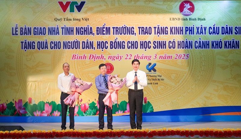 Phó Chủ tịch UBND tỉnh Bình Định Lâm Hải Giang cảm ơn lãnh đạo VTV và Quỹ Tấm lòng Việt. Phó Chủ tịch UBND tỉnh Bình Định Lâm Hải Giang cảm ơn lãnh đạo VTV và Quỹ Tấm lòng Việt.