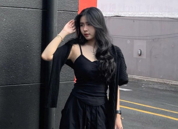 Nàng WAG xinh đẹp khiến tiền đạo U22 Việt Nam 'đeo gông sớm'