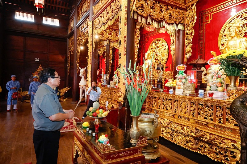 Thủ tướng Chính phủ Phạm Minh Chính dâng hương tại Điện thờ Tây Sơn Tam Kiệt Thủ tướng Chính phủ Phạm Minh Chính dâng hương tại Điện thờ Tây Sơn Tam Kiệt