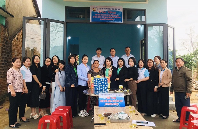 trao tặng kinh phí 60 triệu đồng hỗ trợ xây dựng nhà mới cho bà Lê Thị Long trao tặng kinh phí 60 triệu đồng hỗ trợ xây dựng nhà mới cho bà Lê Thị Long