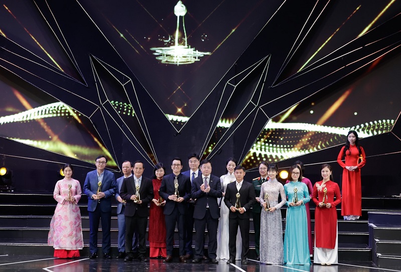 Tổng Giám đốc VTV Nguyễn Thanh Lâm trao giải Vàng thể loại Phóng sự ngắn, video trên nền tảng số cho các tác giả, nhóm tác giả