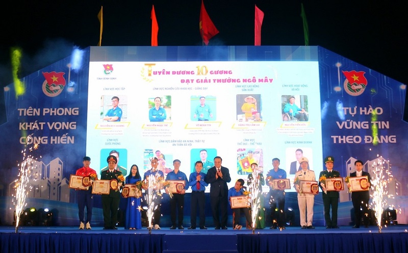 Lãnh đạo tỉnh Bình Định và Tỉnh đoàn trao giải thưởng Ngô Mây cho các gương điển hình.