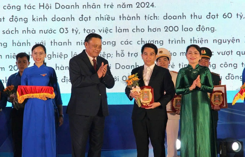 ông Lê Kim Toàn - Phó Bí thư Thường trực Tỉnh ủy, Trưởng đoàn Đoàn ĐBQH tỉnh Bình Định; bà Nguyễn Thị Phong Vũ - Trưởng ban Ban Tuyên giáo và Dân vận Tỉnh ủyanh Lê Duy Lân - Tổng Giám đốc Công ty TNHH Du lịch Life 